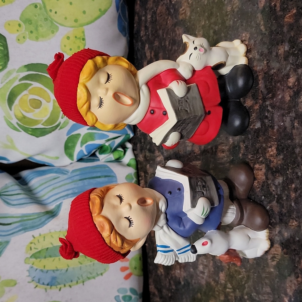 Statue Singing Boy & Girl by UOGC set of 2